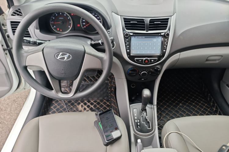 Used Hyundai Verna (older generation) 2014 1.4L Automatic Leading-Edge GLX Center Console