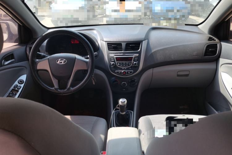 Used Hyundai Verna (older generation) 2014 1.4L Manual Smart GLS Trim Center Console