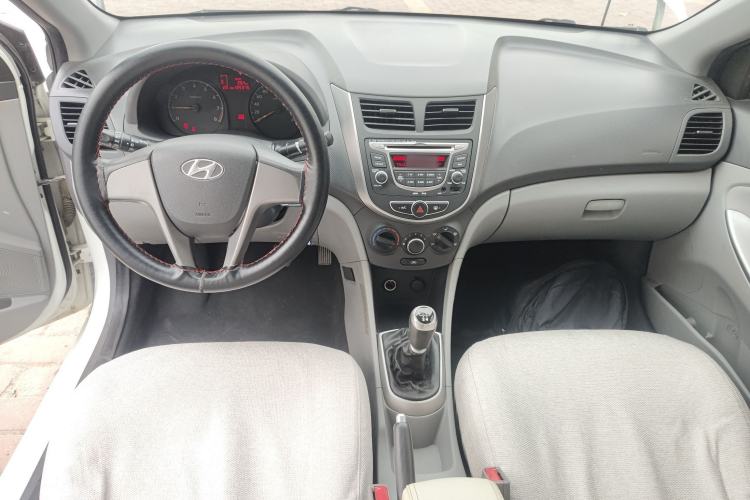 Used Hyundai Verna (older generation) 2014 1.4L Manual Smart GLS Trim Center Console