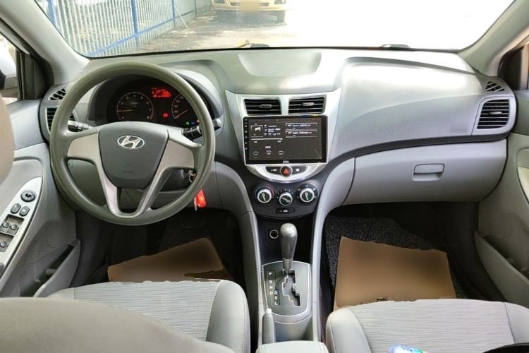 Used Hyundai Verna (older generation) 2014 1.4L Automatic Smart GLS Center Console