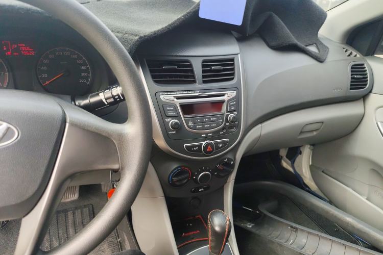 Used Hyundai Verna (older generation) 2014 1.4L Automatic Smart GLS Center Console