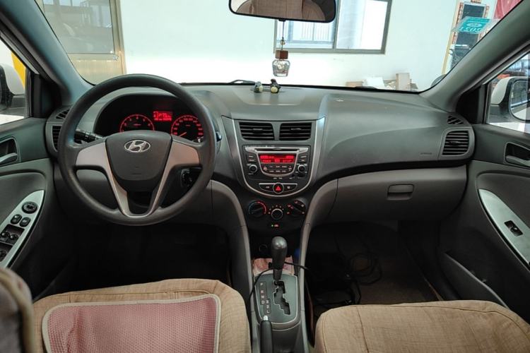 Used Hyundai Verna (older generation) 2014 1.4L Automatic Smart GLS Center Console
