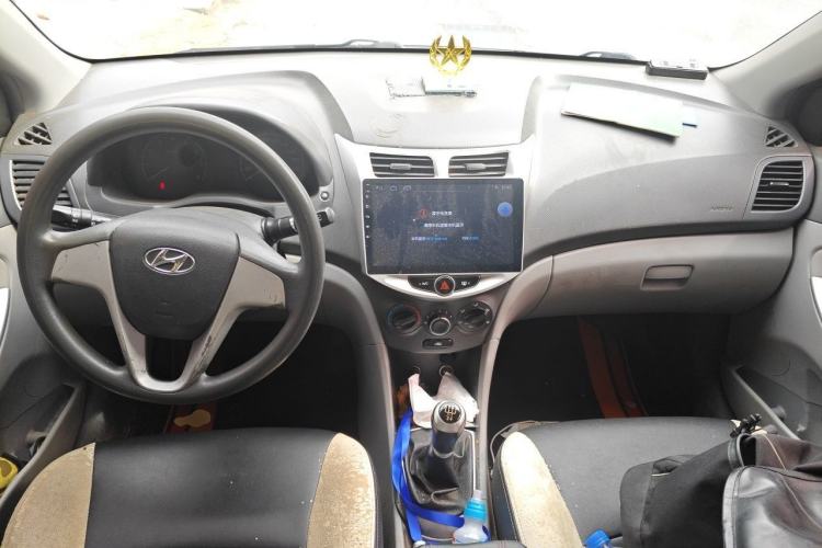 Used Hyundai Verna (older generation) 2014 1.4L Manual Smart GLS Trim Center Console