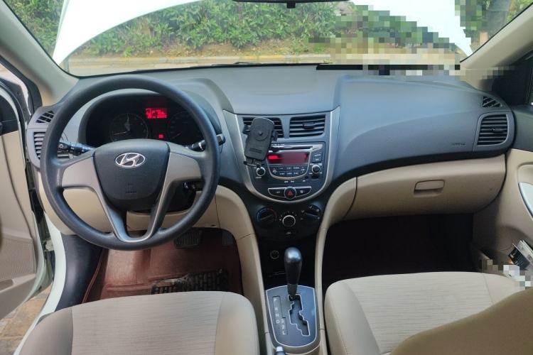 Used Hyundai Verna (older generation) 2014 1.4L Automatic Smart GLS Center Console