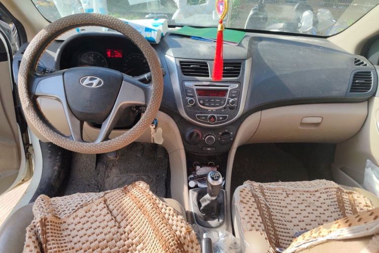 Used Hyundai Verna (older generation) 2014 1.4L Manual Smart GLS Trim Center Console