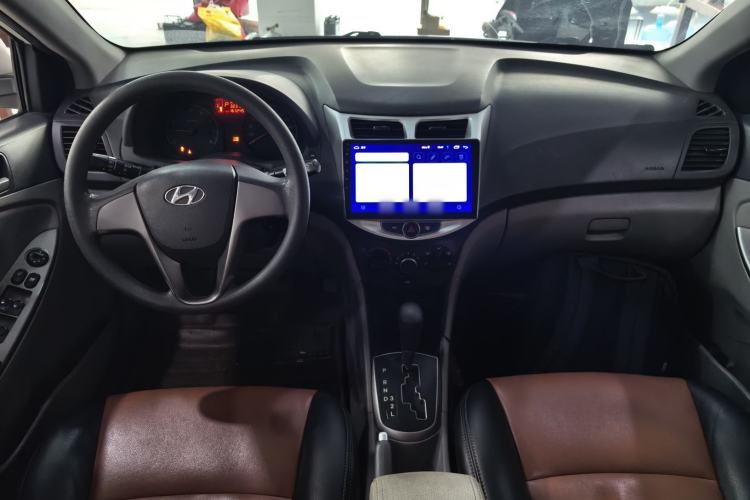 Used Hyundai Verna (older generation) 2014 1.4L Automatic Smart GLS Center Console