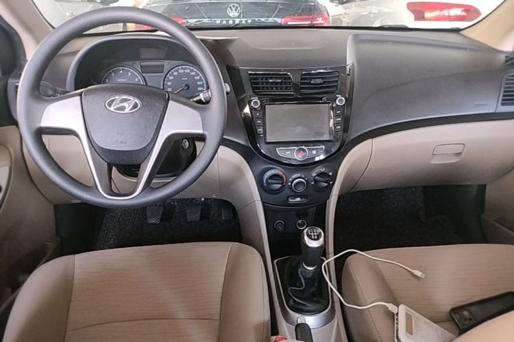 Used Hyundai Verna (older generation) 2014 1.4L Manual Smart GLS Trim Center Console
