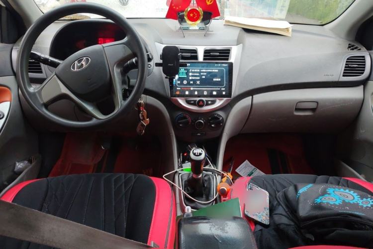 Used Hyundai Verna (older generation) 2014 1.4L Manual Smart GLS Trim Center Console
