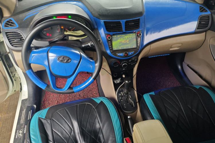 Used Hyundai Verna (older generation) 2014 1.4L Automatic Fashion GS Model Center Console