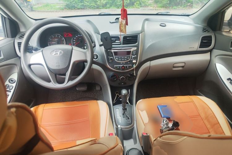 Used Hyundai Verna (older generation) 2014 1.4L Automatic Leading-Edge GLX Center Console