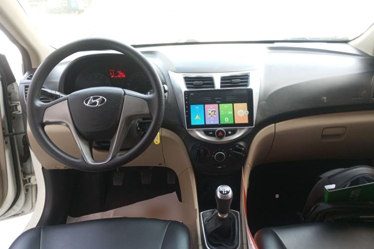 Used Hyundai Verna (older generation) 2014 1.4L Manual Smart GLS Trim Center Console