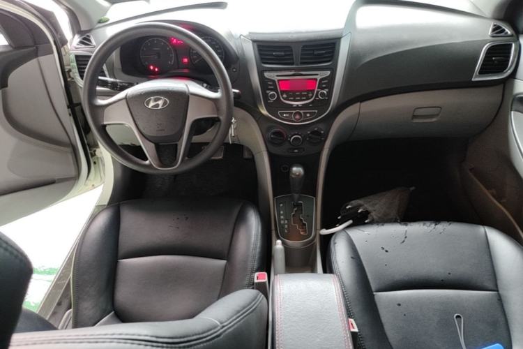Used Hyundai Verna (older generation) 2014 1.4L Automatic Smart GLS Center Console