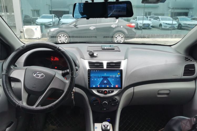 Used Hyundai Verna (older generation) 2014 1.4L Manual Smart GLS Trim Center Console