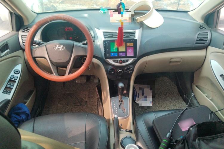 Used Hyundai Verna (older generation) 2014 1.4L Automatic Smart GLS Center Console