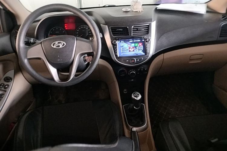 Used Hyundai Verna (older generation) 2014 1.4L Manual Smart GLS Trim Center Console