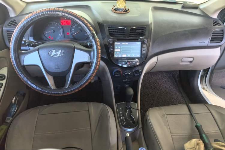 Used Hyundai Verna (older generation) 2014 1.4L Automatic Leading-Edge GLX Center Console