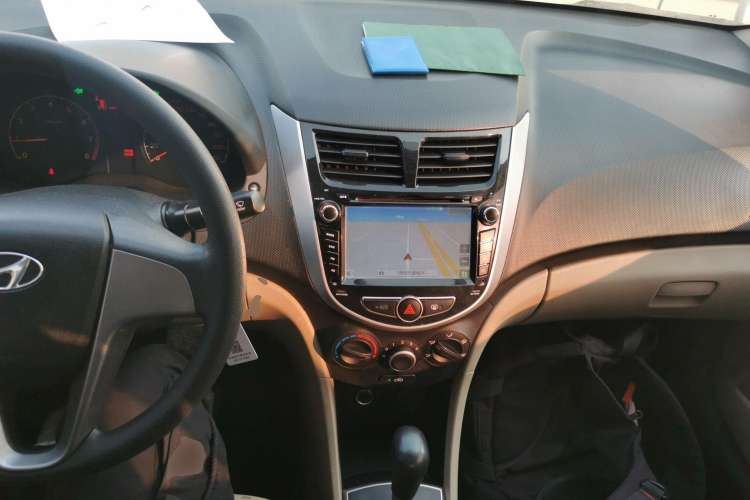Used Hyundai Verna (older generation) 2014 1.4L Automatic Smart GLS Center Console