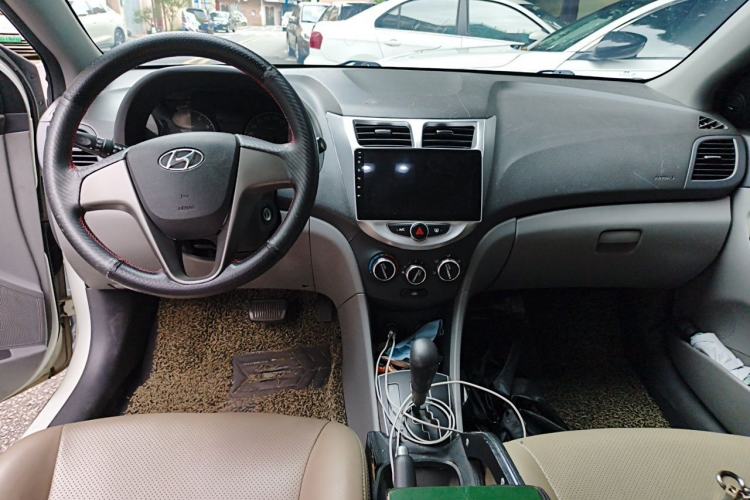 Used Hyundai Verna (older generation) 2014 1.4L Automatic Smart GLS Center Console