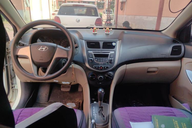 Used Hyundai Verna (older generation) 2014 1.4L Automatic Smart GLS Center Console