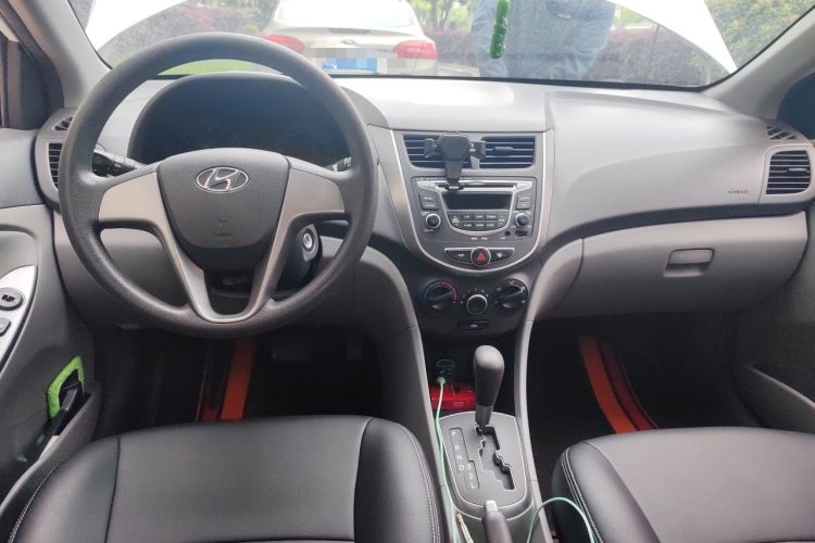 Used Hyundai Verna (older generation) 2014 1.4L Automatic Smart GLS Center Console
