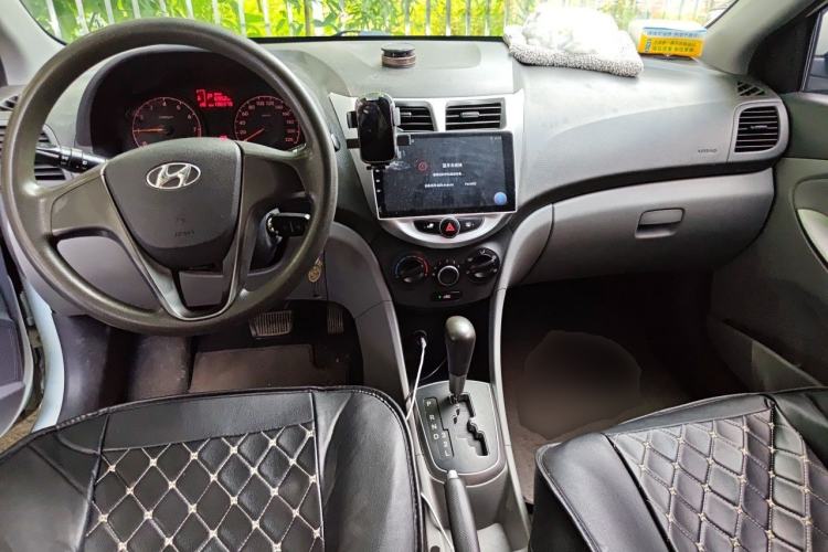 Used Hyundai Verna (older generation) 2014 1.4L Automatic Smart GLS Center Console