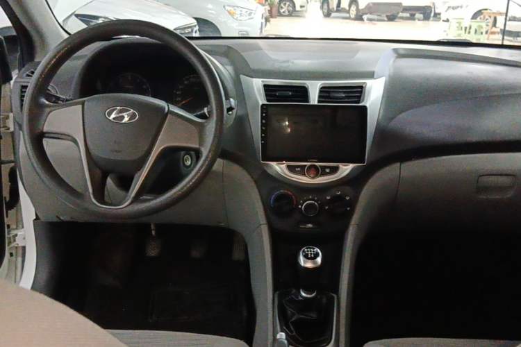 Used Hyundai Verna (older generation) 2014 1.4L Manual Smart GLS Trim Center Console