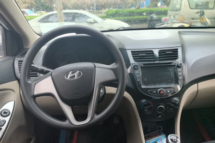 Used Hyundai Verna (older generation) 2014 1.4L Manual Smart GLS Trim Center Console