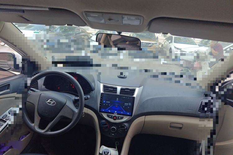 Used Hyundai Verna (older generation) 2014 1.4L Manual Smart GLS Trim Center Console