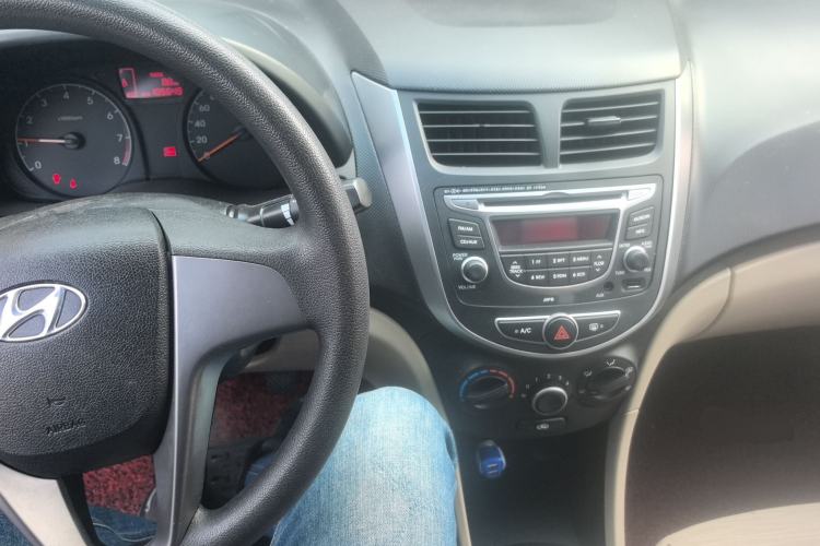 Used Hyundai Verna (older generation) 2014 1.4L Manual Smart GLS Trim Center Console