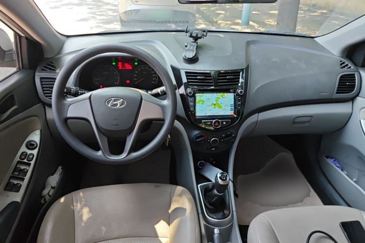 Used Hyundai Verna (older generation) 2014 1.4L Manual Smart GLS Trim Center Console