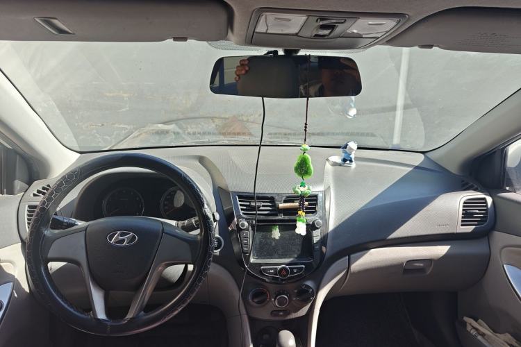 Used Hyundai Verna (older generation) 2014 1.4L Automatic Leading-Edge GLX Center Console