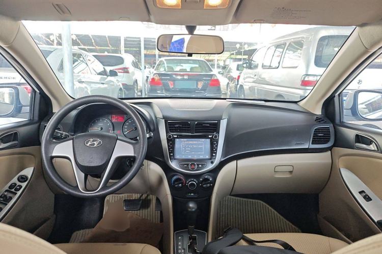 Used Hyundai Verna (older generation) 2014 1.4L Automatic Smart GLS Center Console