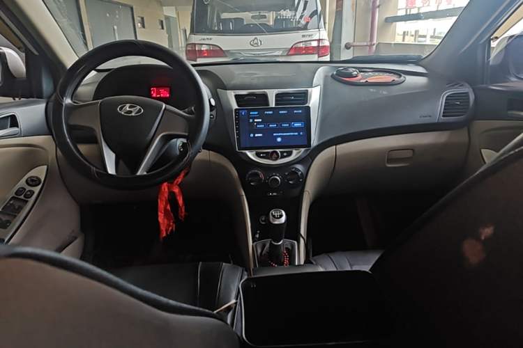 Used Hyundai Verna (older generation) 2014 1.4L Manual Smart GLS Trim Center Console