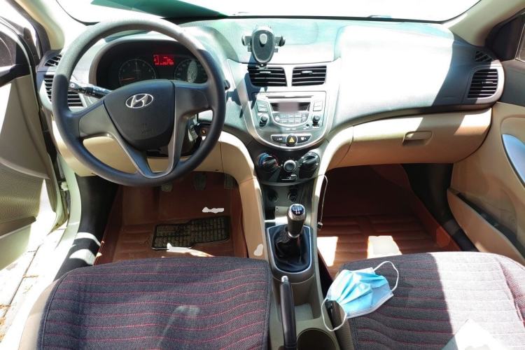 Used Hyundai Verna (older generation) 2014 1.4L Manual Smart GLS Trim Center Console