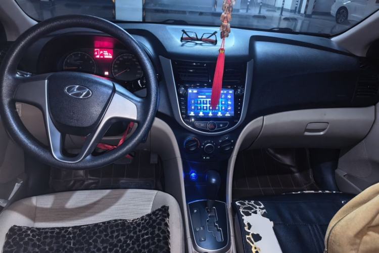 Used Hyundai Verna (older generation) 2014 1.4L Automatic Smart GLS Center Console