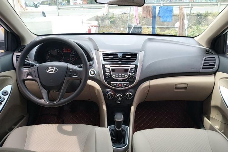 Used Hyundai Verna (older generation) 2014 1.4L Manual Top-Tier Model TOP Center Console