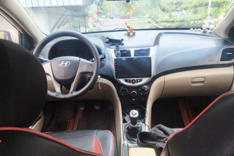 Used Hyundai Verna (older generation) 2014 1.4L Manual Smart GLS Trim Center Console