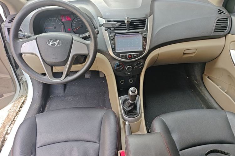 Used Hyundai Verna (older generation) 2014 1.4L Manual Smart GLS Trim Center Console