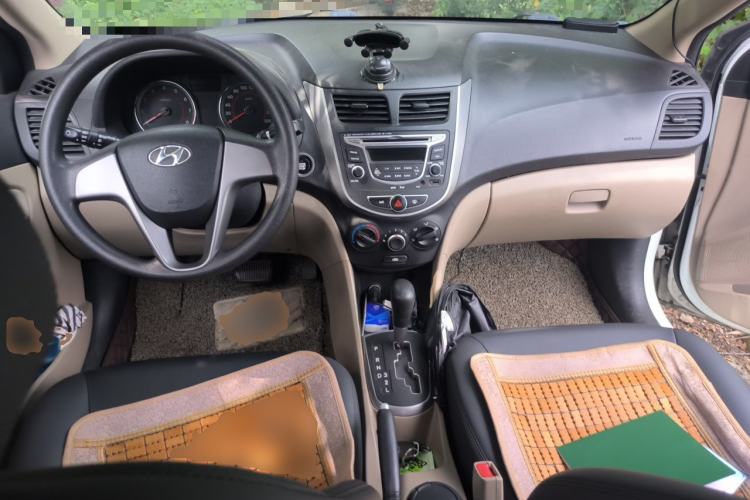 Used Hyundai Verna (older generation) 2014 1.4L Automatic Leading-Edge GLX Center Console