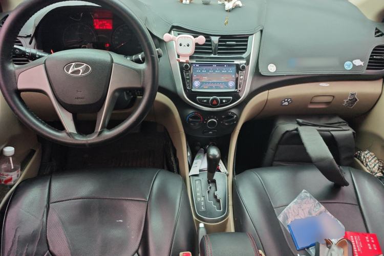 Used Hyundai Verna (older generation) 2014 1.4L Automatic Smart GLS Center Console