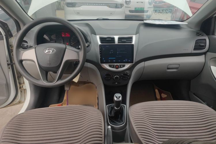 Used Hyundai Verna (older generation) 2014 1.4L Manual Smart GLS Trim Center Console