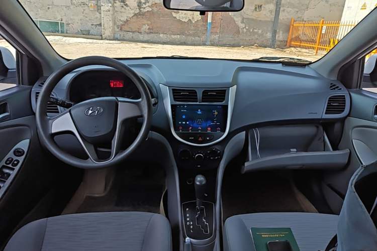 Used Hyundai Verna (older generation) 2014 1.4L Automatic Smart GLS Center Console