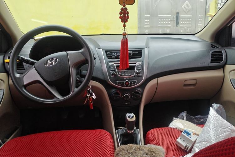 Used Hyundai Verna (older generation) 2014 1.4L Manual Smart GLS Trim Center Console