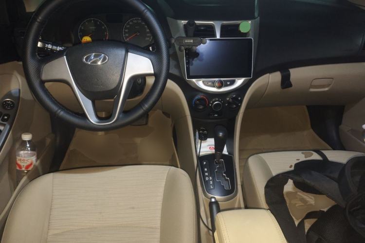 Used Hyundai Verna (older generation) 2014 1.4L Automatic Smart GLS Center Console