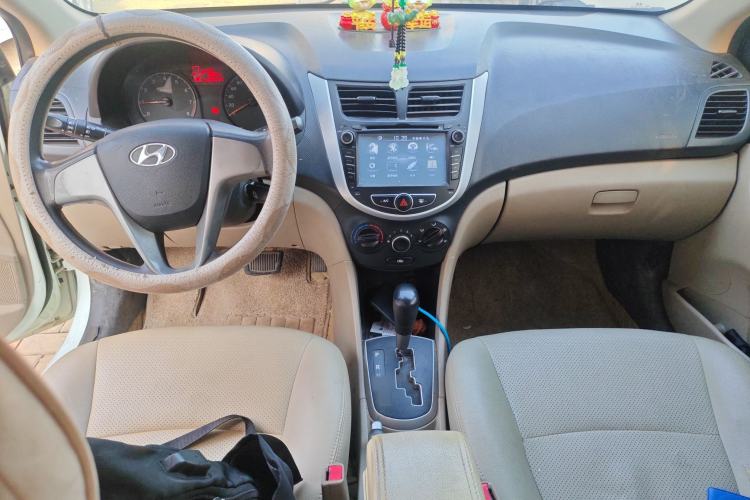 Used Hyundai Verna (older generation) 2014 1.4L Automatic Smart GLS Center Console
