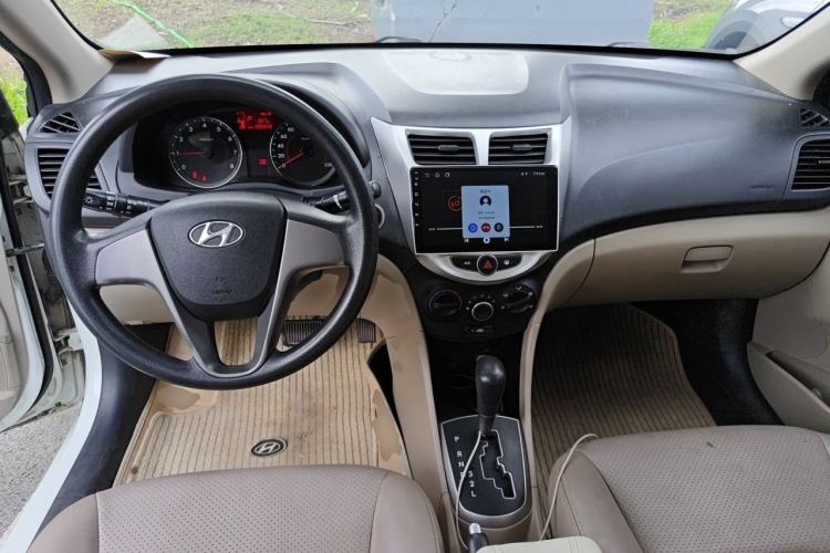 Used Hyundai Verna (older generation) 2014 1.4L Automatic Leading-Edge GLX Center Console