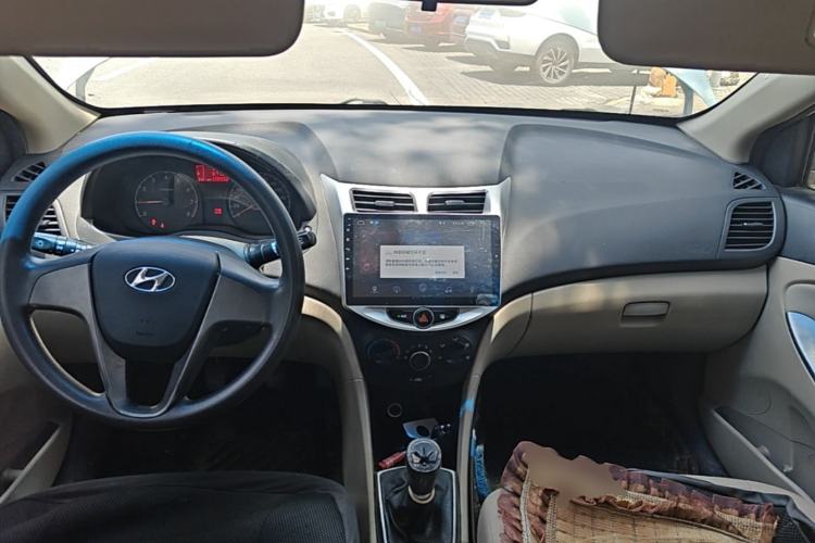 Used Hyundai Verna (older generation) 2014 1.4L Manual Smart GLS Trim Center Console