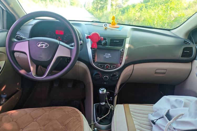 Used Hyundai Verna (older generation) 2014 1.4L Manual Smart GLS Trim Center Console