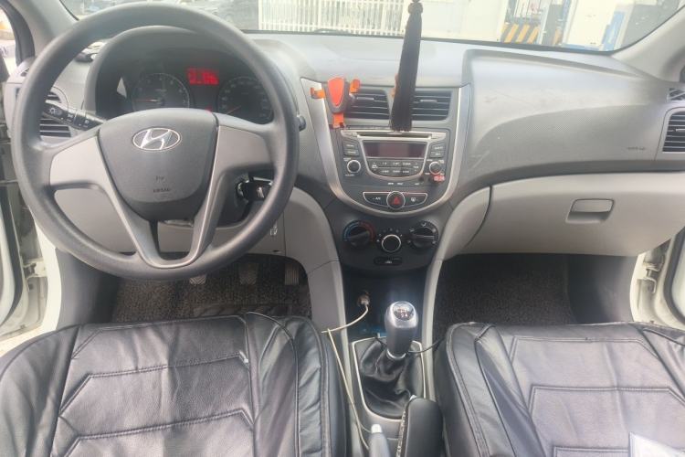 Used Hyundai Verna (older generation) 2014 1.4L Manual Smart GLS Trim Center Console