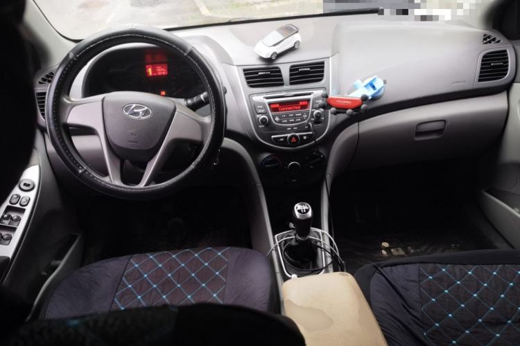 Used Hyundai Verna (older generation) 2014 1.4L Manual Smart GLS Trim Center Console